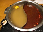 さっぱり柚子塩だし&四川薬膳だしの2色鍋